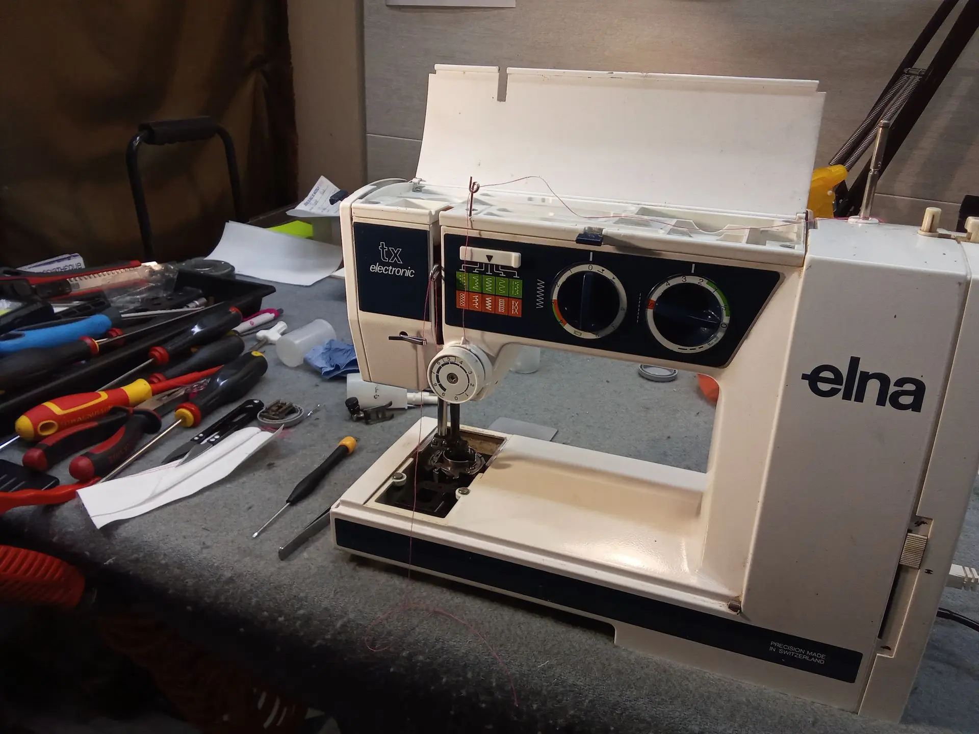 Machine mécanique Machine à coudre Elna Tx